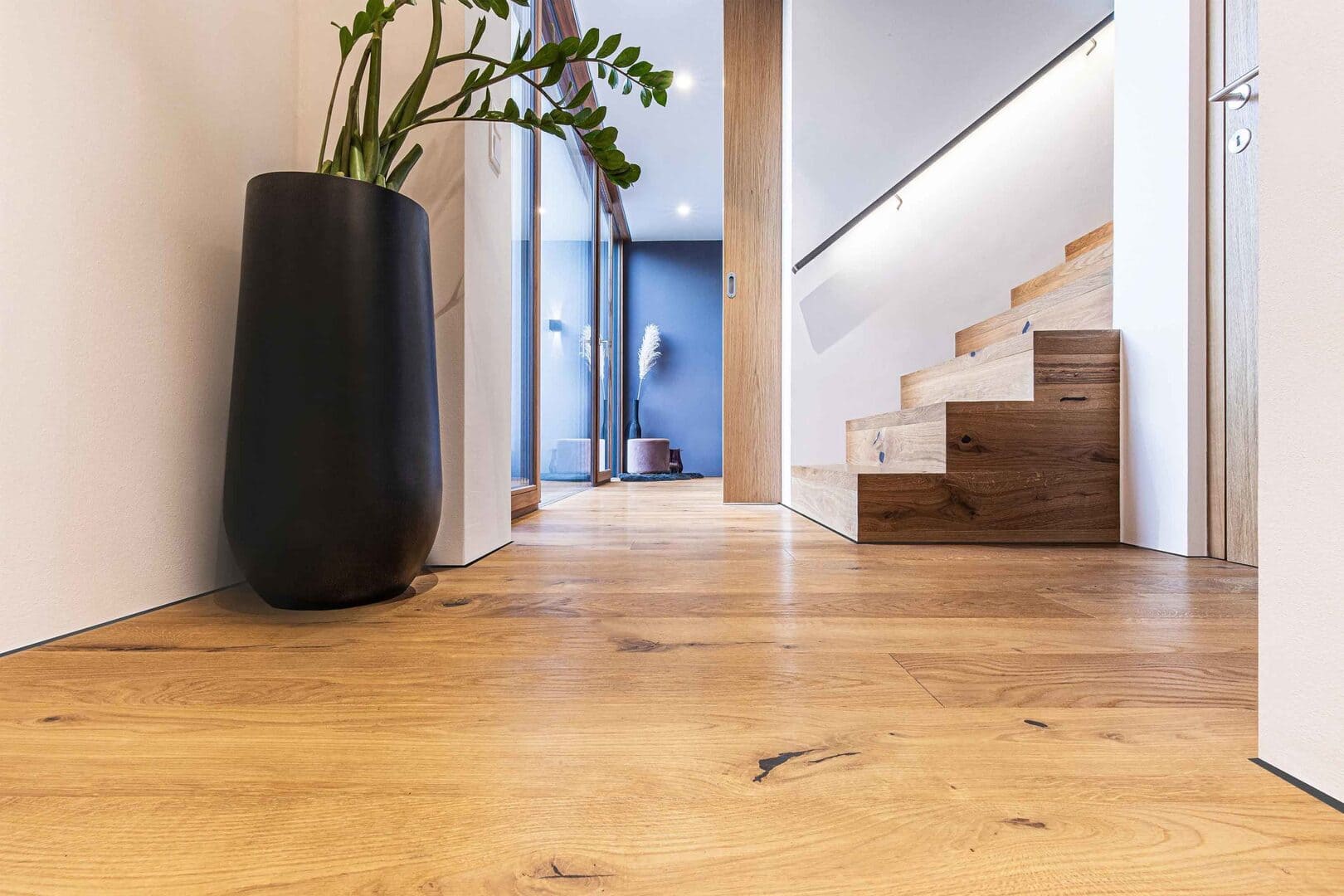 Микроплинтус алюминиевый Decaro M15A Brass Brush Латунный браш 2000×6×15 фото в интерьере